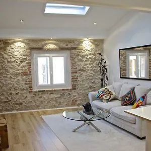 appartement-duplex-coeur-vieil-antibes-old-city-marche.fr-provencehotel.com/